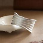 Ensemble bracelet et bague manchette sculpturale à motif vague | Ajustable, couleur argent