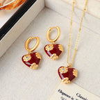 Ensemble de bijoux en émail bordeaux en forme de cœur floral | Collier et boucles d'oreilles 
