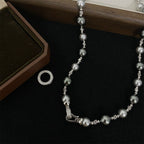 Collier de perles bicolore moderne avec fermoir pavé de cristaux 