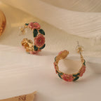 Boucles d'oreilles créoles en émail rose à motif floral | Bijoux botaniques dorés 