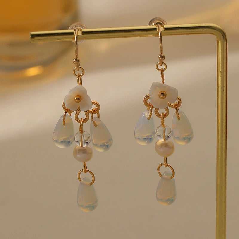 Boucles d'oreilles pendantes romantiques en forme de larme, ornées de fleurs blanches et d'opale