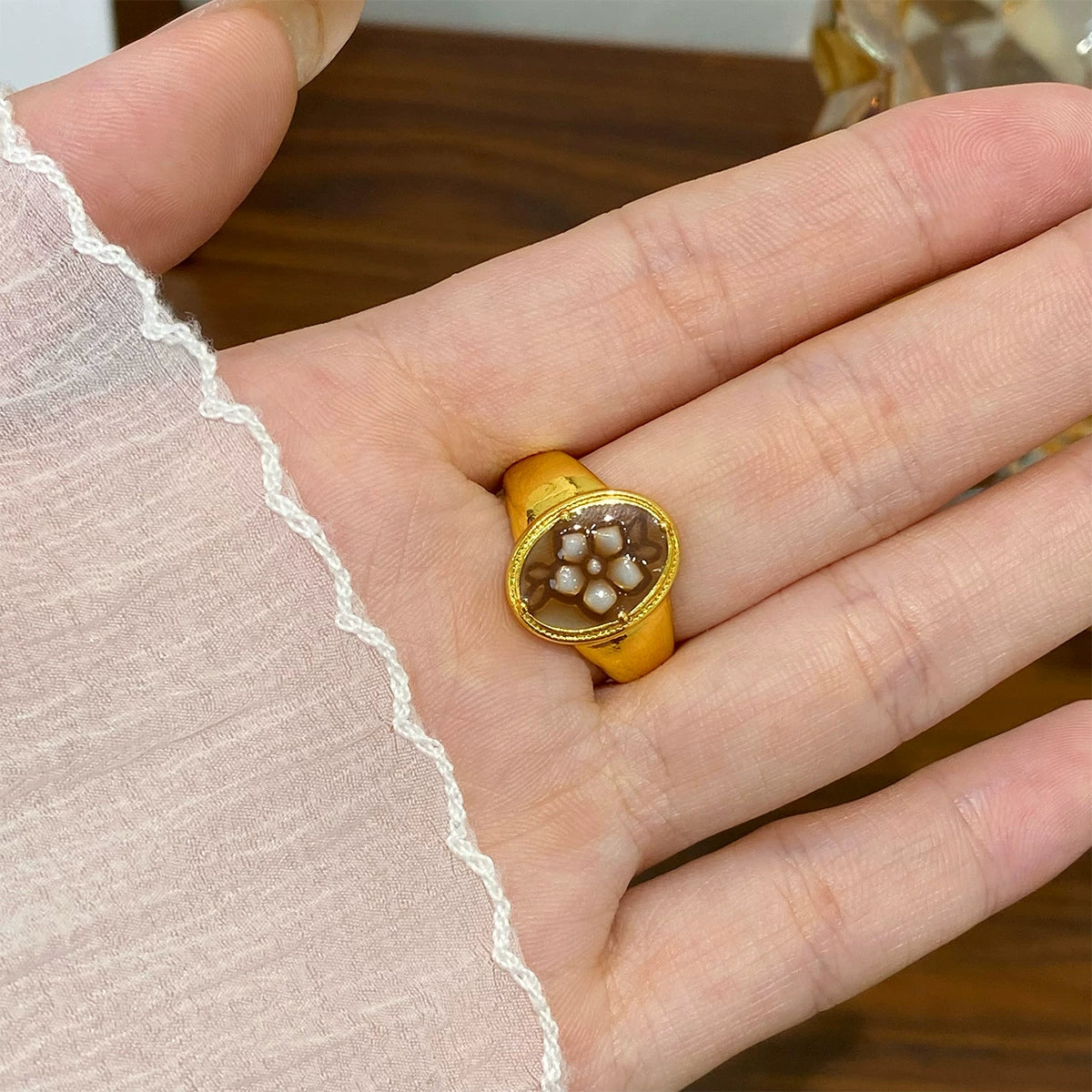 Bague ovale vintage en émail à motif floral | Or ajustable