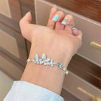 Bracelet coulissant fantaisie en émail bleu avec papillon et fleurs 