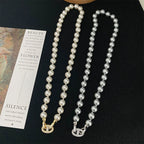 Collier de perles moderne avec fermoir à maillons pavés de cristaux 