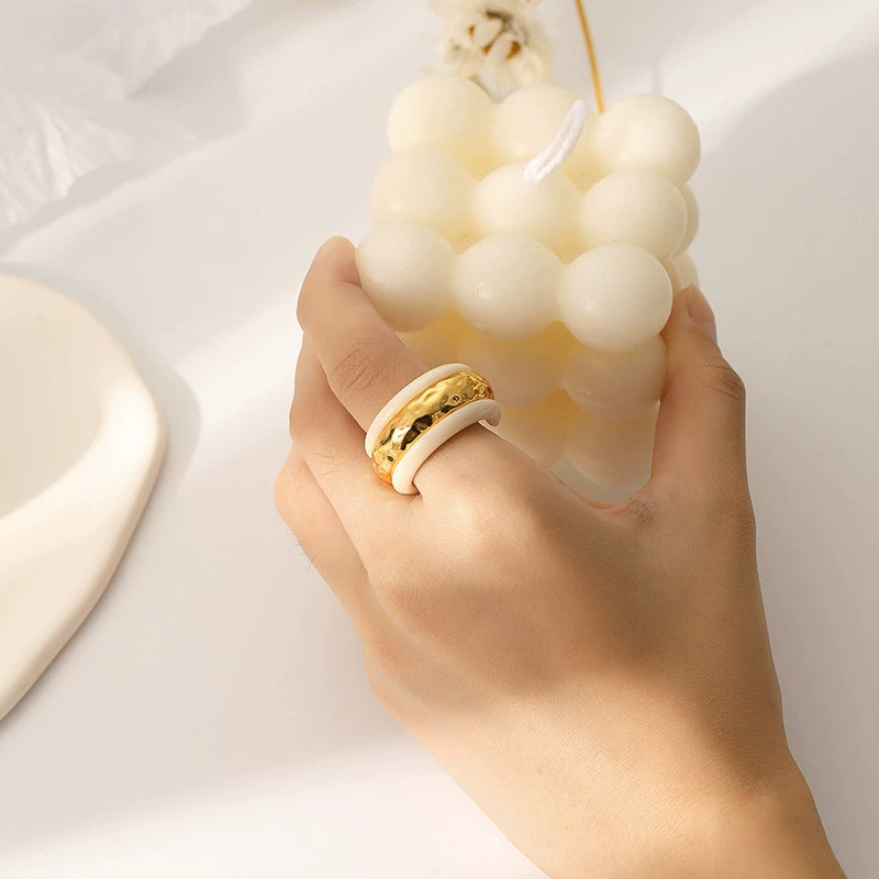 Bague ouverte martelée épaisse crème et or | Bijou tendance