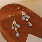 Boucles d'oreilles pendantes romantiques en forme de larme, ornées de fleurs blanches et d'opale