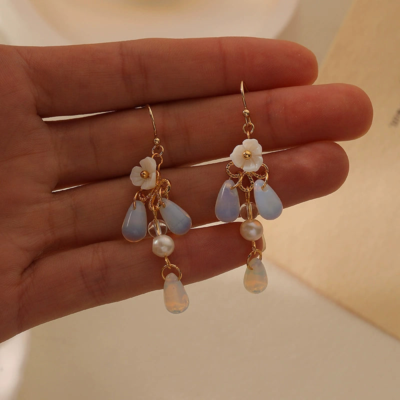 Boucles d'oreilles pendantes romantiques en forme de larme, ornées de fleurs blanches et d'opale