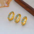 Bague bohème en émail marguerite | Finition dorée texturée 