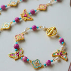 Bracelet artisanal en émail avec perles papillon et trèfle 