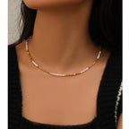 Collier ras du cou délicat en perles de pierre naturelle | Tons terre et blanc 