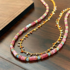 Ensemble de colliers superposés en pierre rose et breloque délicate 