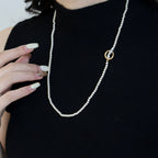 Collier lariat délicat en perles avec fermoir à bascule en perles baroques 