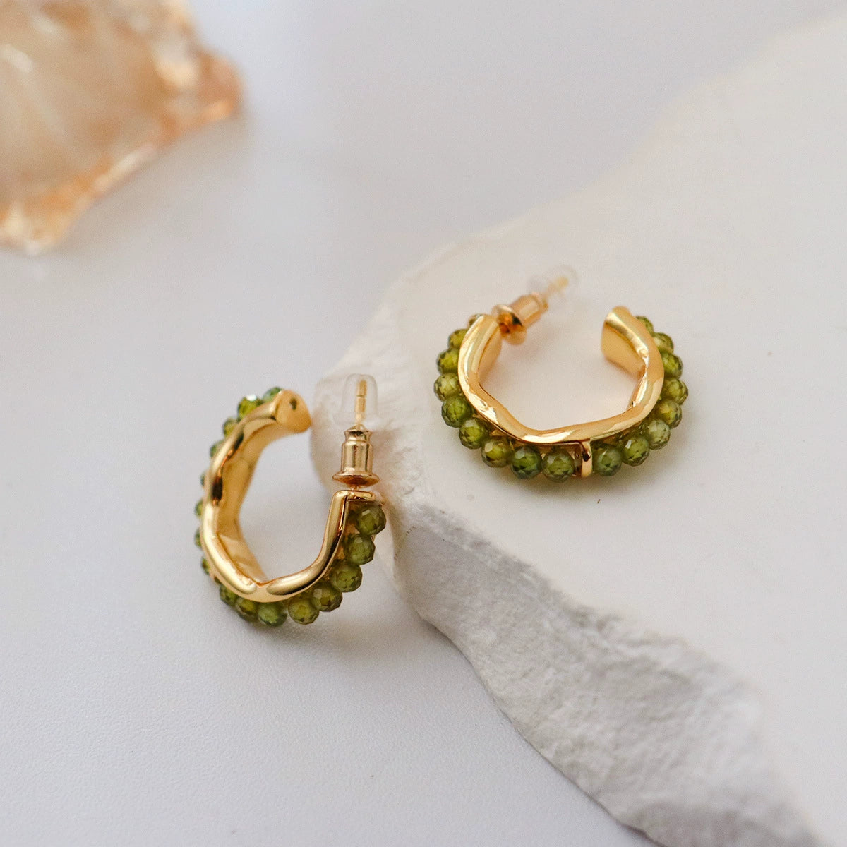 Boucles d'oreilles créoles vintage à perles | Vert, violet et noir