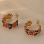 Boucles d'oreilles créoles en émail rose à motif floral | Bijoux botaniques dorés 