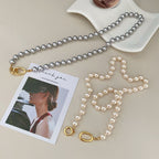 Collier de perles moderne avec fermoir organique plaqué or 18 carats 