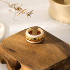 Bague ouverte martelée épaisse crème et or | Bijou tendance