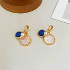 Créoles pendantes bleu céleste et coquillage | Boucles d'oreilles dorées 