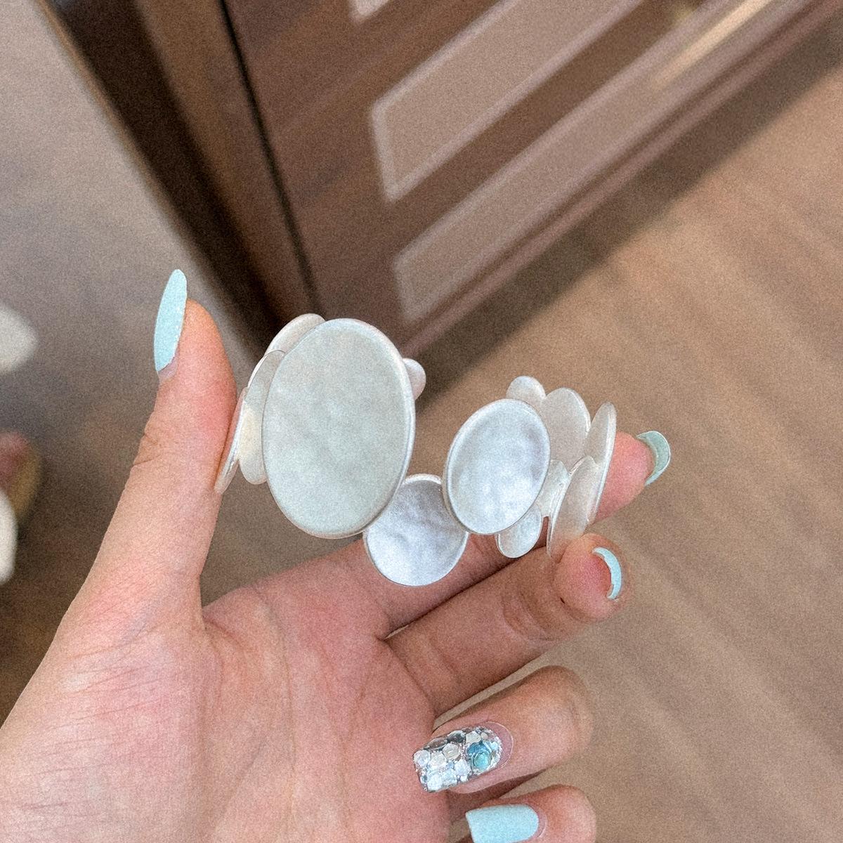 Ensemble bracelet manchette et bague ajustable à disque sculptural 