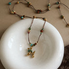 Collier pendentif chien ballon fantaisiste avec perles turquoise 