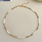 Collier ras du cou délicat en perles de pierre naturelle | Tons terre et blanc 