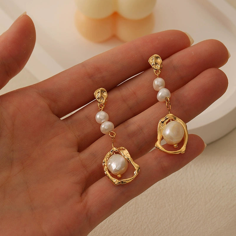 Boucles d'oreilles pendantes en perles baroques organiques | Monture géométrique dorée