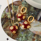 Ensemble de bijoux en émail bordeaux en forme de cœur floral | Collier et boucles d'oreilles 