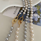 Collier de perles moderne avec fermoir organique plaqué or 18 carats 