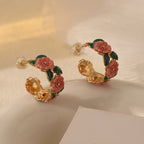 Boucles d'oreilles créoles en émail rose à motif floral | Bijoux botaniques dorés 