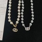 Collier de perles moderne avec fermoir à maillons pavés de cristaux 