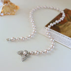 Collier ras-de-cou romantique en cristal pavé, papillon et perles 