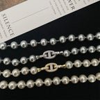 Collier de perles moderne avec fermoir à maillons pavés de cristaux 