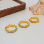 Bague bohème en émail marguerite | Finition dorée texturée 