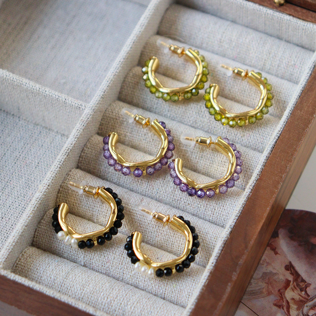 Boucles d'oreilles créoles vintage à perles | Vert, violet et noir