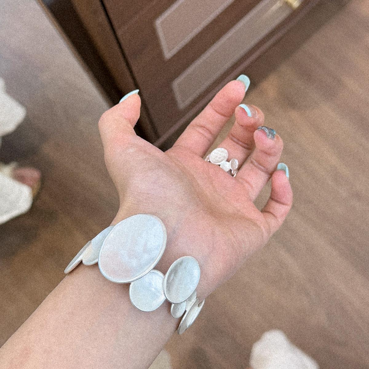 Ensemble bracelet manchette et bague ajustable à disque sculptural 