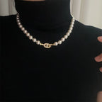 Collier de perles moderne avec fermoir à maillons pavés de cristaux 