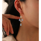 Boucles d'oreilles pendantes romantiques en forme de larme, ornées de fleurs blanches et d'opale
