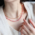 Ensemble de colliers superposés en pierre rose et breloque délicate 