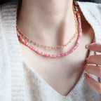 Ensemble de colliers superposés en pierre rose et breloque délicate 