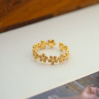 Bague ajustable à maillons marguerite en cristal délicat | Bague florale dorée 
