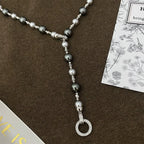 Collier de perles bicolore moderne avec fermoir pavé de cristaux 