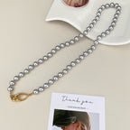 Collier de perles moderne avec fermoir organique plaqué or 18 carats 