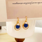 Créoles pendantes bleu céleste et coquillage | Boucles d'oreilles dorées 