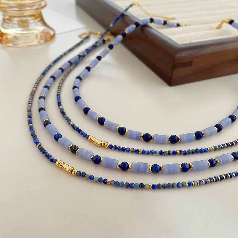 Ensemble de colliers superposés en agate dentelle bleue et lapis-lazuli 