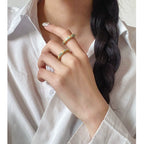 Bague bohème en émail marguerite | Finition dorée texturée 