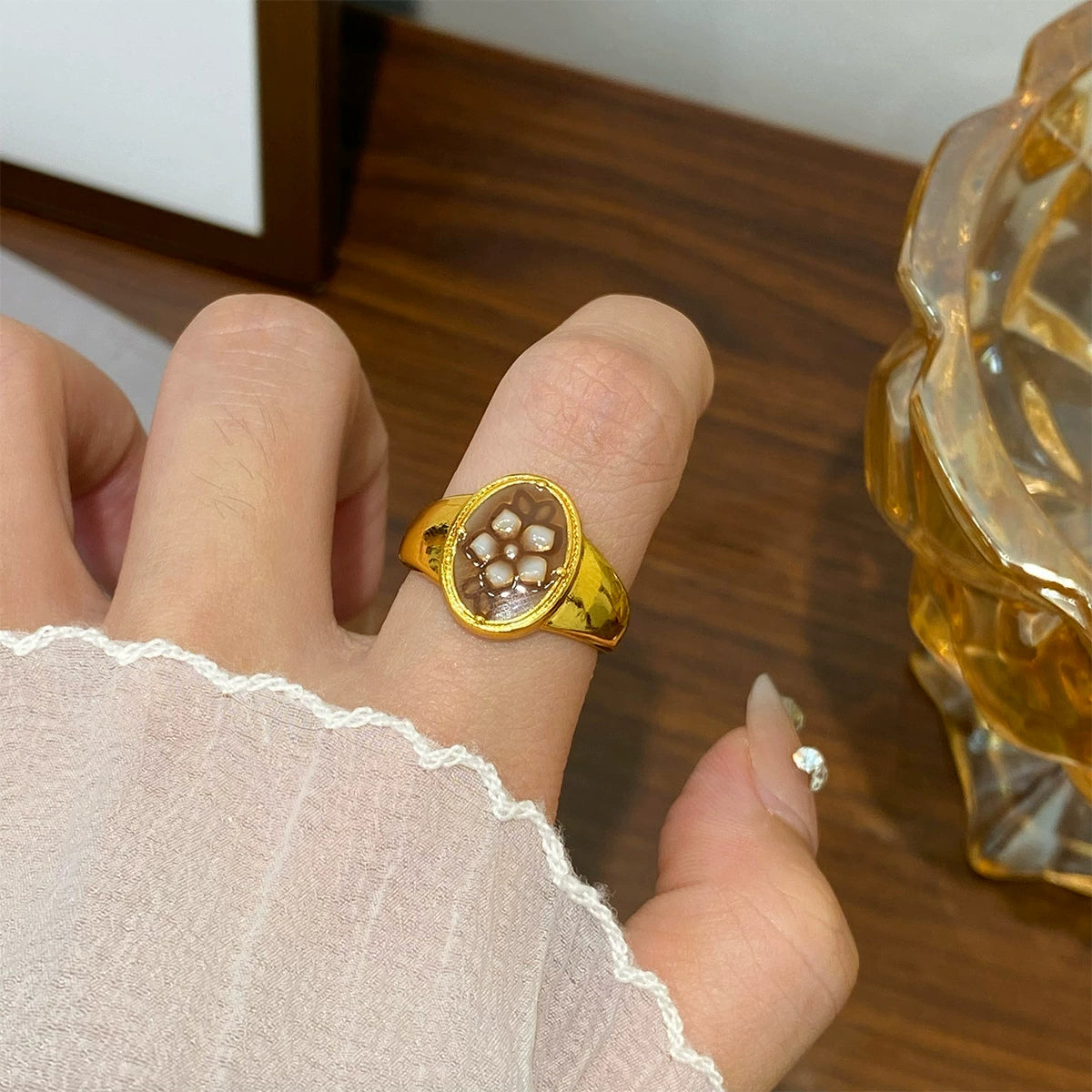 Bague ovale vintage en émail à motif floral | Or ajustable