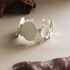 Ensemble bracelet manchette et bague ajustable à disque sculptural 