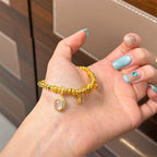 Bracelet de perles luxueux à plusieurs breloques | Or et cristal 