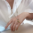 Collier pendentif chien ballon fantaisiste avec perles turquoise 