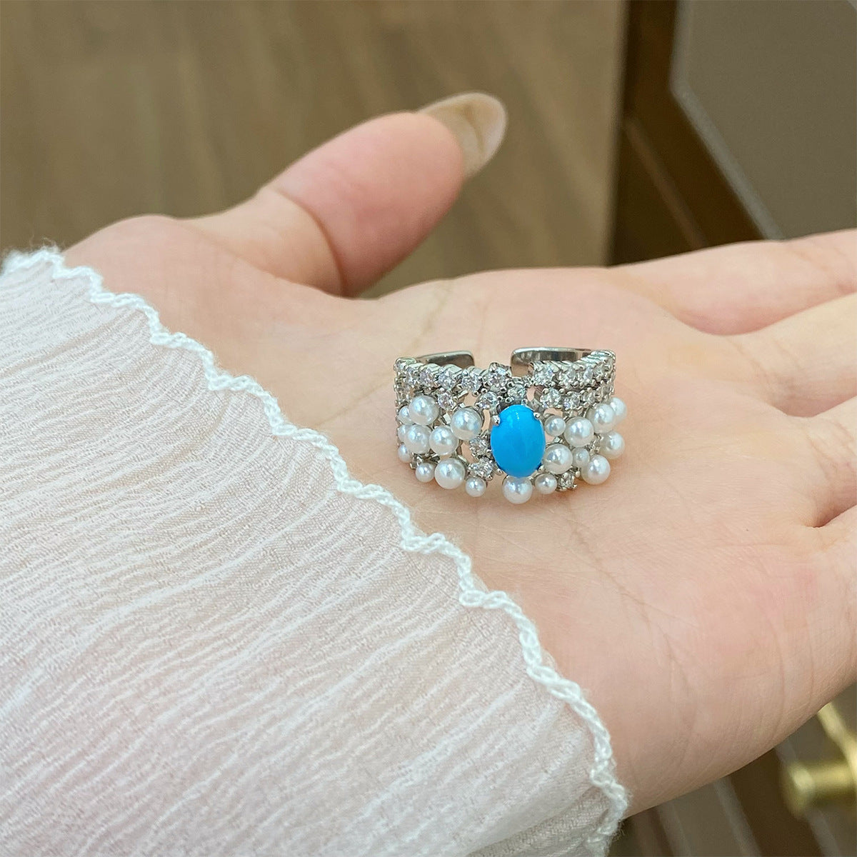 Bague large style vintage en perle et cristal avec pierre bleue
