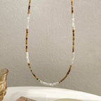 Collier ras du cou délicat en perles de pierre naturelle | Tons terre et blanc 